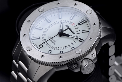 メテノAR Matador Modified NH35 Date Red Automatic